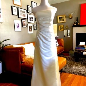 Size 7/8 / off white / satin wedding dress